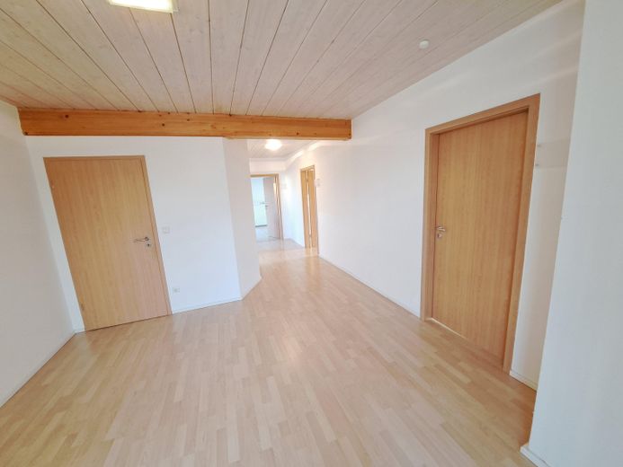 Repräsentative, lichtdurchflutete und klimatisiere Büro- / Praxisfläche in Durmersheim – Flur