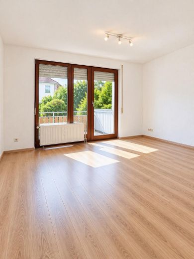 Blisko centrum i dobrze skomunikowane – 1-pokojowe mieszkanie na parterze z balkonem, miejsce postojowe w garażu podziemnym w HN-Böckingen – Wohn-Schlafzimmer: Bild mit AI