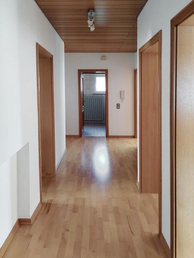 Helle, renovierte 4-Zimmer-Wohnung (1.OG) mit Küche und Süd-Balkon in ruhiger Lage in Kleinostheim – Flur Richtung Badezimmer