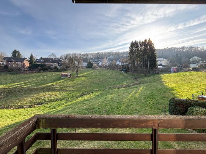 Bauernhof mit angrenzenden Grünflächen inkl Bachlauf – Aussicht Balkon Wohnzimmer