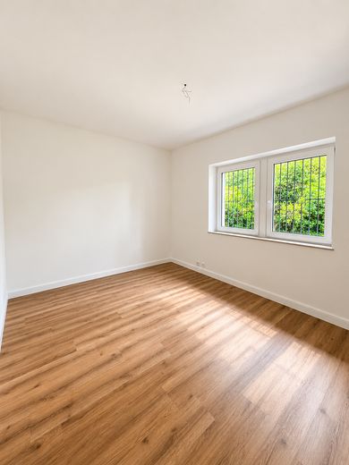 Spacious garden apartment with an exceptional living area, terrace, and direct views of greenery – Arbeitszimmer
