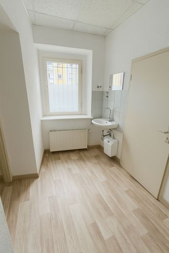 Gewerbeeinheit in Gera Mitte – perfekt als Büro, Laden oder Lager – 106 m² – Küche 9m²