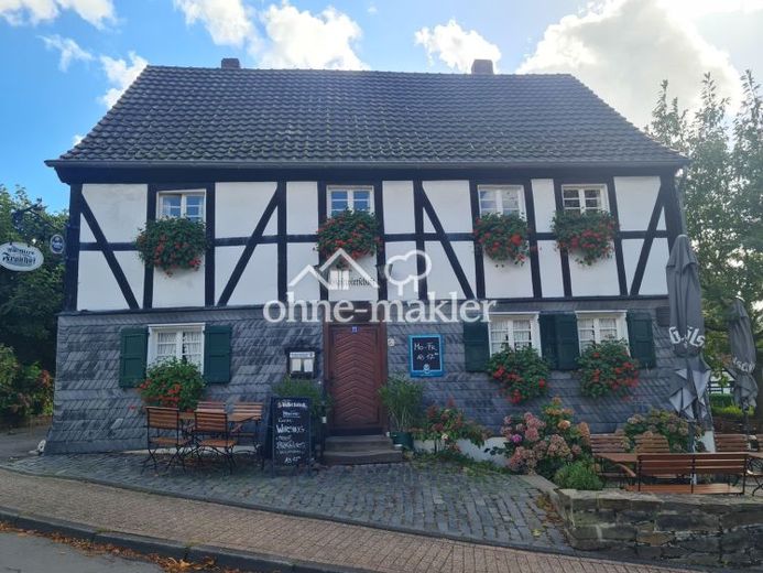 Historisches Fachwerk-Ensemble (Haupthaus + Nebengebäude + 2 Garagen) – Foto 1