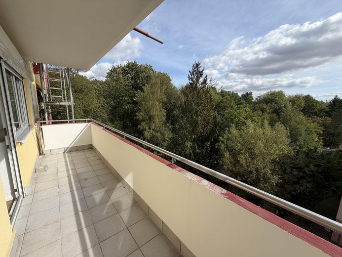 Wiesbaden-Medenbach'ta iki balkonlu yenilenmiş 2 odalı daire – Balkon 1