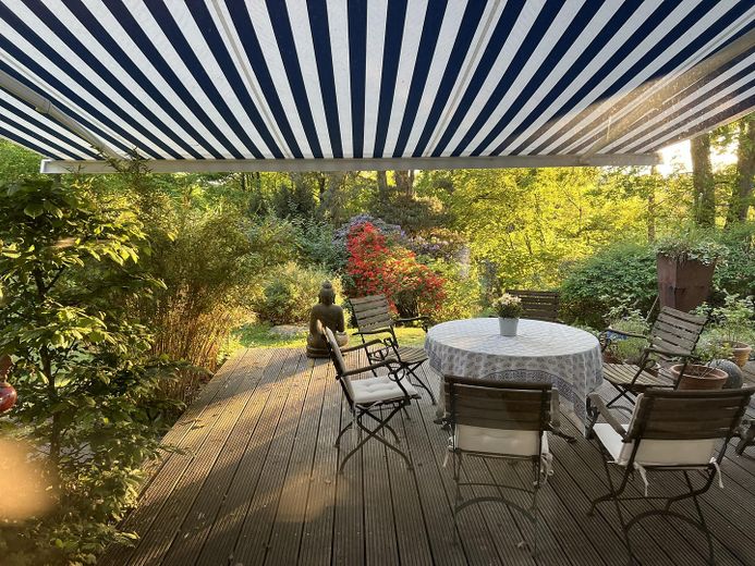 TOPLAGE: AUßERGEWÖHNLICHES ANWESEN MIT EIGENEM FLUßUFER (AUF ANFRAGE) – Ausblick Westterrasse