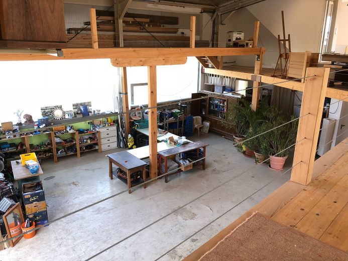 Büro(Wohnung), Werkstatt, Atelier, Ausstellungs/-Produktionshalle mit großem Grundstück – Halle