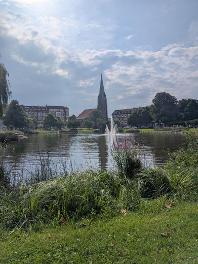 Exklusive Eigentumswohnung mit Kamin, Smart Home und neuer Einbauküche – Wohnen direkt am Holzhafen
