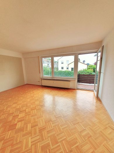 Wohnzimmer mit Balkon