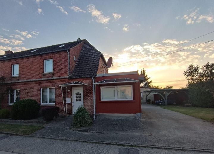 Viel Platz in Güstrow 190 m², großes Grundstück, Pool & Werkstatt – Strassenansicht und Einfahrt