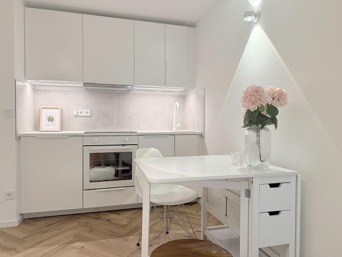 Hübsches, komplett saniertes App. mit Mini-Balkon, neu möbliert- frei ab sofort – Foto 2