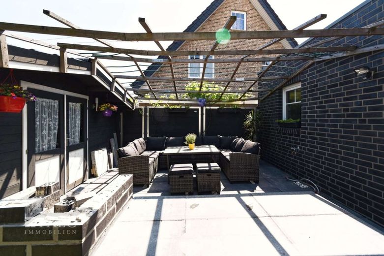 Familienidylle mit Stil: Großzügiges Einfamilienhaus mit Sauna, Garten &amp; hochwertiger Ausstattung – Terrasse