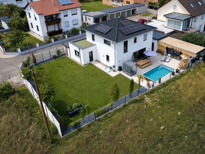 Sin comisión | Casa unifamiliar moderna con piscina y lounge | Orientación sur | Cerca de la A9 – Vogelperspektive Grundstück