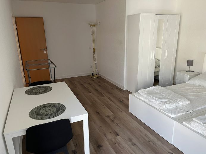 Traumhafte 3-Zimmer-Wohnung mit 2 Balkonen – Tisch und Schrank optional