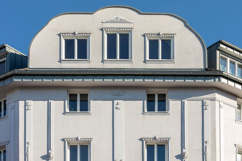 Сонячна перлина старовинного будинку на Лінденплац: надзвичайно ефективно відремонтована, з балконом на південний бік – Wärmedämm-Fassade mit Stuck