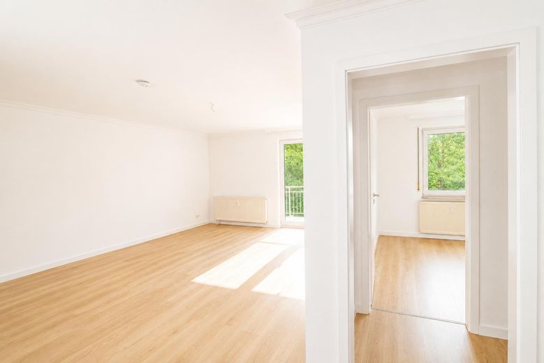 Erstbezug nach Modernisierung | 2-Zimmer-Wohnung mit Balkon, Aufzug & neuer Einbauküche – Wohnzimmer