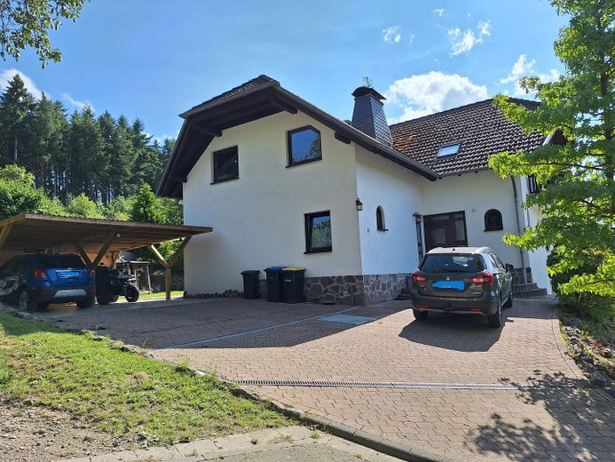 Großzügiges Wohnen im gepflegten Landhaus (nähe Golfplatz/Waldrand) PROVISIONSFREI – Landhaus Hofzufahrt Eingang