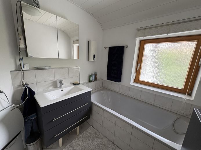 3,5-kamerappartement op de bovenverdieping met fantastisch uitzicht – Badezimmer