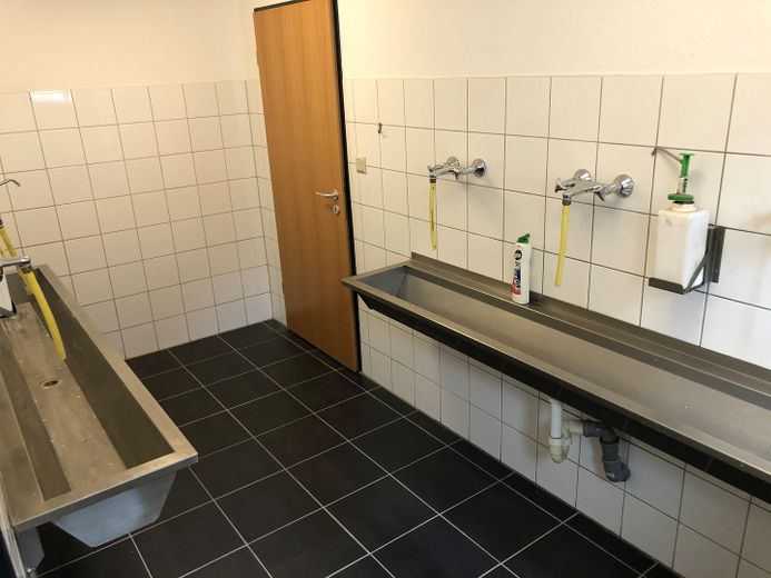 Lager/ Produktionshalle ( mit Büro ) – Sanitärraum