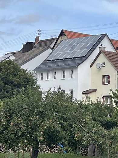 Tarihi ahşap karkas, modern yaşam konforuyla buluşuyor – kendine özgü cazibesiyle kapsamlı yenilenmiş sıra ev – Haus inkl. Photovoltaikanlage