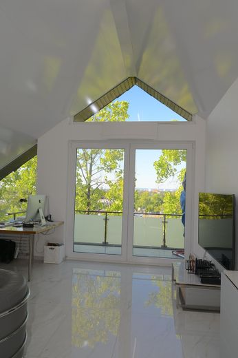 Aussicht, Natur und Design: exquisite 3-Zimmer Dachgeschosswohnung in Freiburg St. Georgen – Wohnbereich