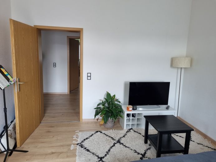 Charmante und großzügige und zentrumsnahe Wohnung inklusive Küche mit Balkonoption WG geeignet – Wohnzimmer