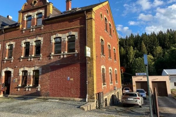 Casa plurifamiliare ben tenuta con edificio retrostante in posizione idilliaca