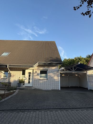 Hochwertige Doppelhaushälfte im Herzen von Elverdissen – Hauseingang + Carport