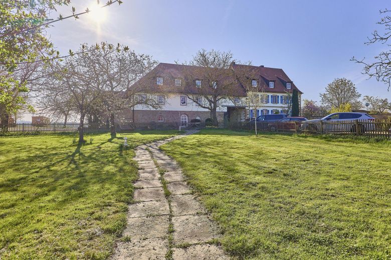 exklusiver Traum im Grünen. 4 Seit-Hof mit Seminarhaus – Park