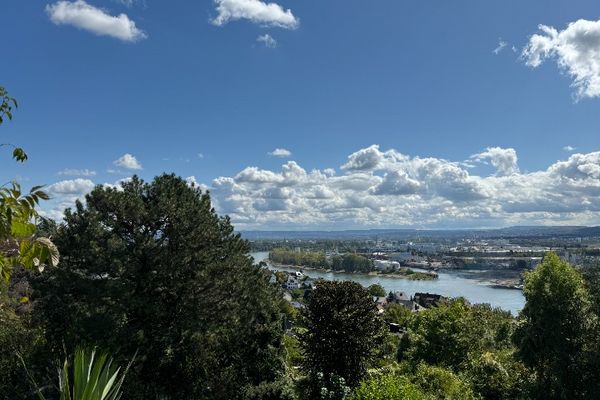 NUEVO PRECIO: Fantástico piso con terraza y vistas al Rin, con un parque natural a la puerta