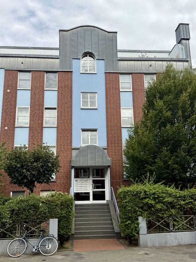 Bezugsfrei in Flingern: 1-Zimmer-Wohnung mit Balkon, Keller und Tiefgarage – Haus vorne