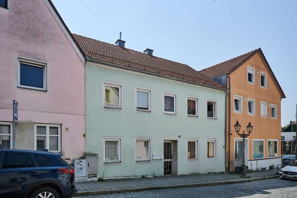 Il vostro posto nel centro storico di Geiselhöring: casa plurifamiliare con 3 unità abitative