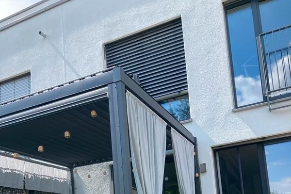 Bez prowizji! Środkowy dom w zabudowie szeregowej, 5 pokoi, 2 łazienki, 2 tarasy na dachu, 2 miejsca w garażu podziemnym – klasa energetyczna A, dostępny od grudnia