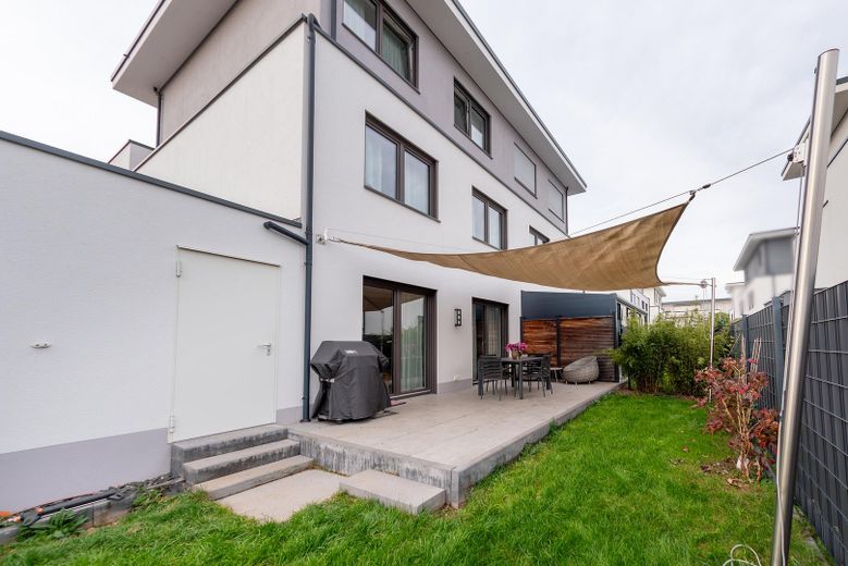 Modernes Wohnen mit Architektur, Komfort und Nachhaltigkeit – Garten mit großer Terrasse