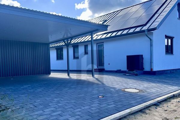 FAMILIENHAUS IM GRÜNEN MIT GARTEN & PV