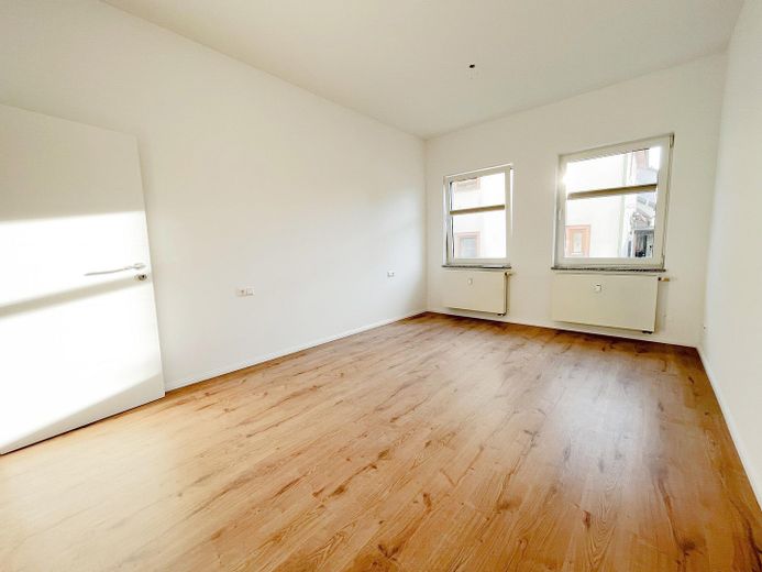 Hochwertiges Wellness-Bad - Komplett Saniert - Zentrale Lage in Ilsfeld - Inkl. EBK & Stellplatz – Helles Zimmer mit zwei Fenster