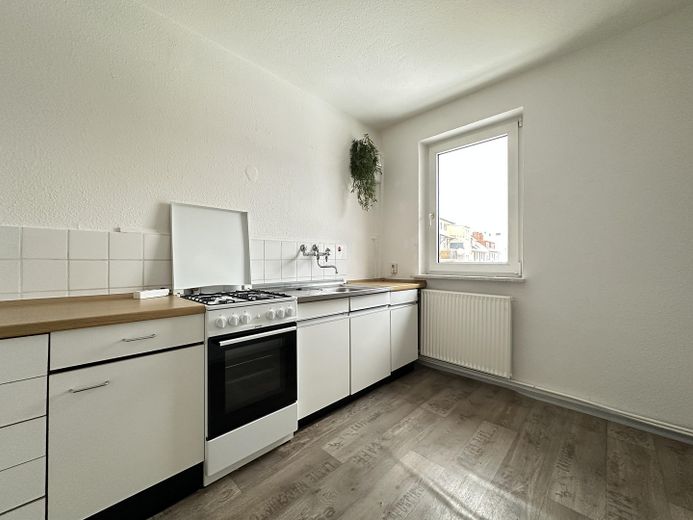 Küche mit Herd und Backofen