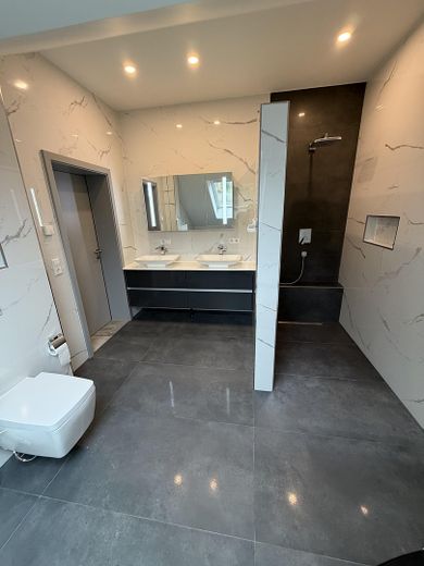 Exklusive 4-Zimmer-Penthousewohnung mit Dachterrasse & Garage+Stellplatz – provisionsfrei – Großzügiges Hauptbad