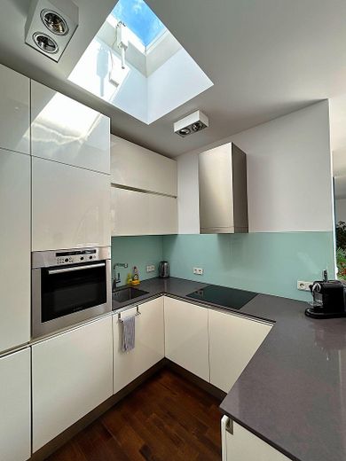 Penthouse exclusif dans le quartier belge – Un logement meublé avec style, calme et lumière – Küche