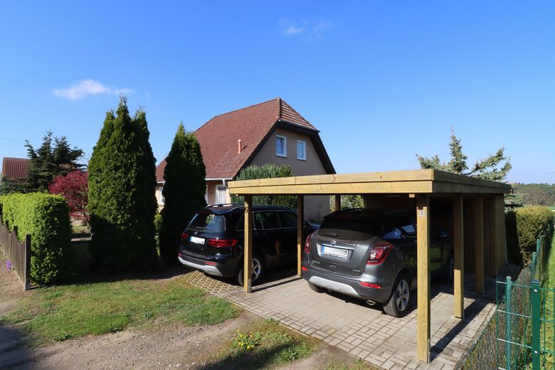 Carport und Stellplätze