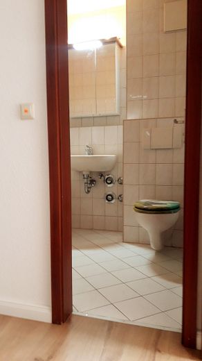 2-комнатная квартира с балконом и местом в подземном гараже – Flur und Badezimmer