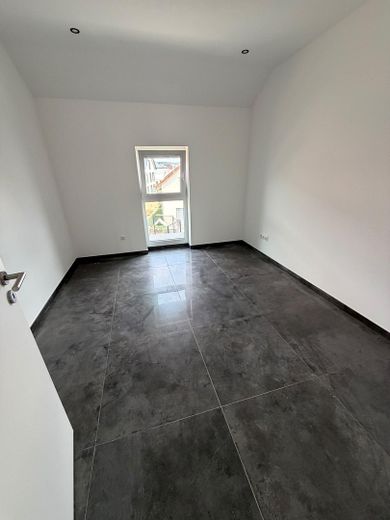 Moderne 4-Zimmer-Neubauwohnung mit Einbauküche, Balkon und Stellplatz in Rodenbach – Foto 8