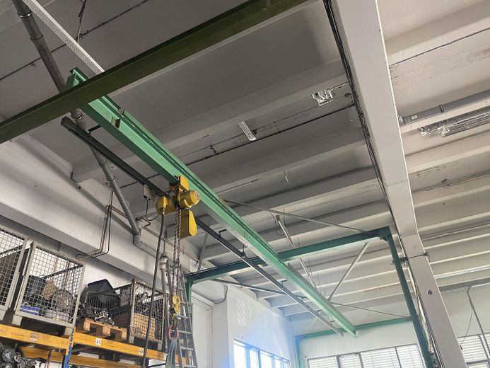 Abitare nel lusso in un attico di 200 m² con capannone, officina, produzione e attività commerciale – Kran