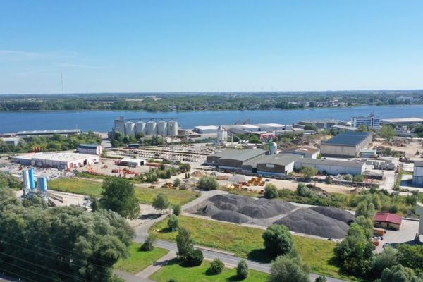 Hall (5000m²) for storage - assembly - production - divisible - Rostock-Schmarl - conveniently located for transport -