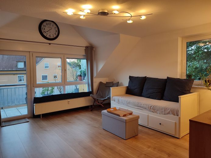 Provisionsfrei: Lichtdurchflutete DG-Wohnung mit 16 m² Dachterrasse, Aufzug & TG-Stellplatz – Wohnzimmer