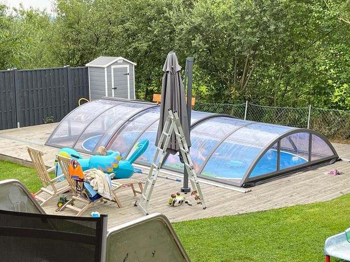 Commission-free: Well-maintained family home with 24 kWp PV system, storage, pool & large plot – Überdachter Pool