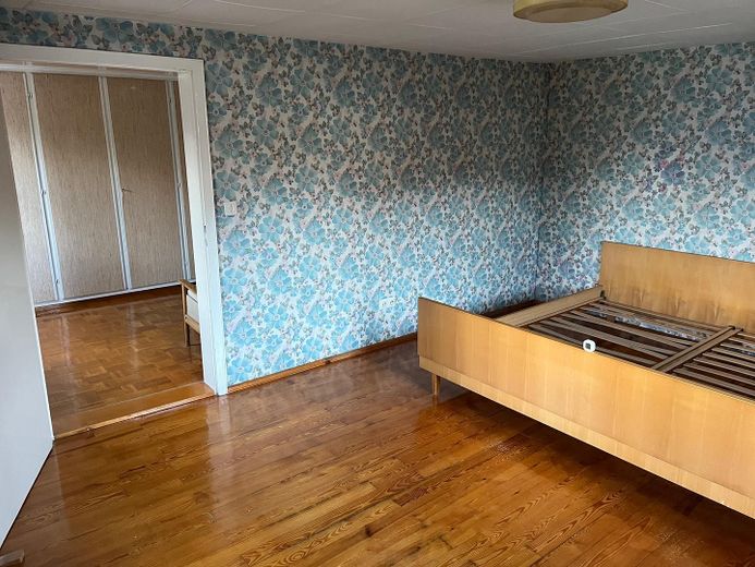 CASA PLURIFAMILIARE VERSATILE CON POSSIBILITÀ COMMERCIALE E POTENZIALE DI AMPLIAMENTO – Schlafen 1 OG