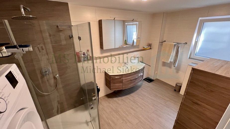 *** Moderne Souterrainwohnung mit ca. 98 m² + Terrasse + Stellplatz *** – Badezimmer Ansicht 1