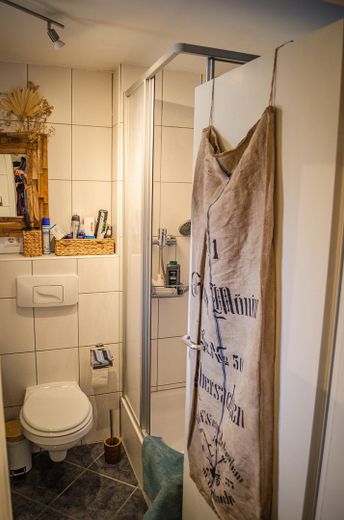 well-located maisonette condominium apartment with underground parking, only 200m to Wiesengrund! – Bad 3