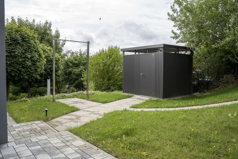 Gartenhütte mit Weg/ Westen