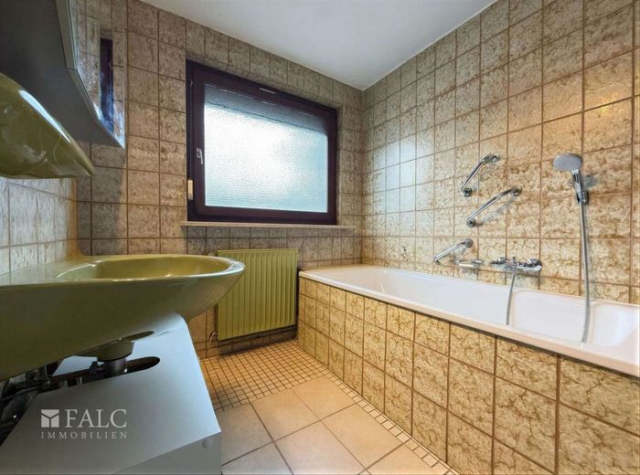RESERVIERT***Kleine Doppelhaushälfte mit großem Grundstück und Entwicklungspotenzial – Badezimmer
